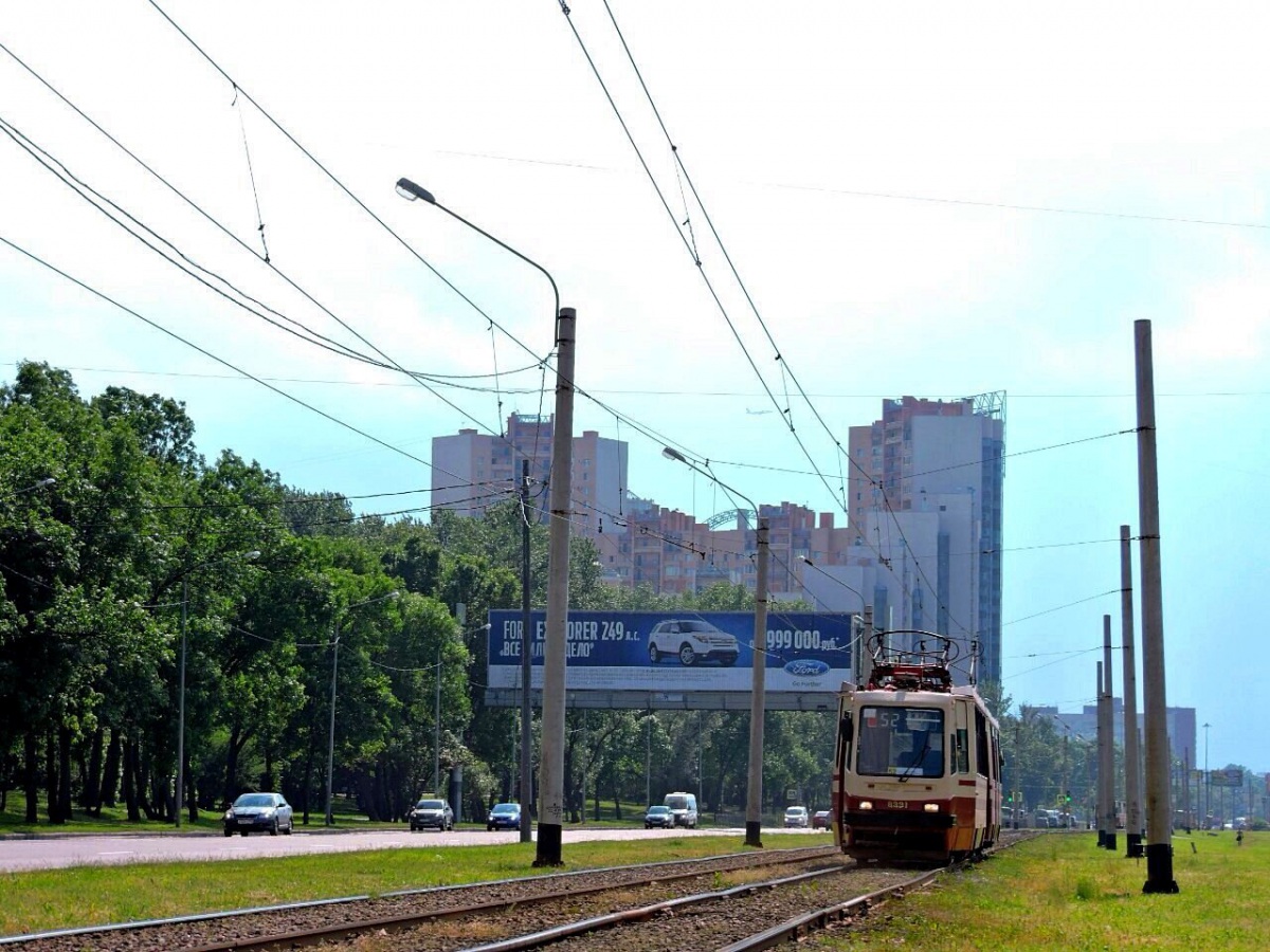 Санкт-Петербург. Трамвай 71-134К (ЛМ-99К) № 8324+8321, маршрут 52