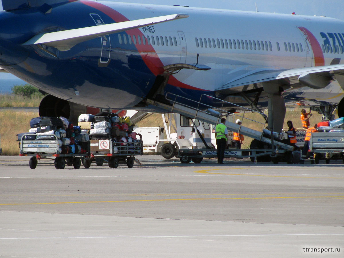 Родос. Погрузка багажа в самолет Boeing 757 (VP-BLT) компании Azur Air