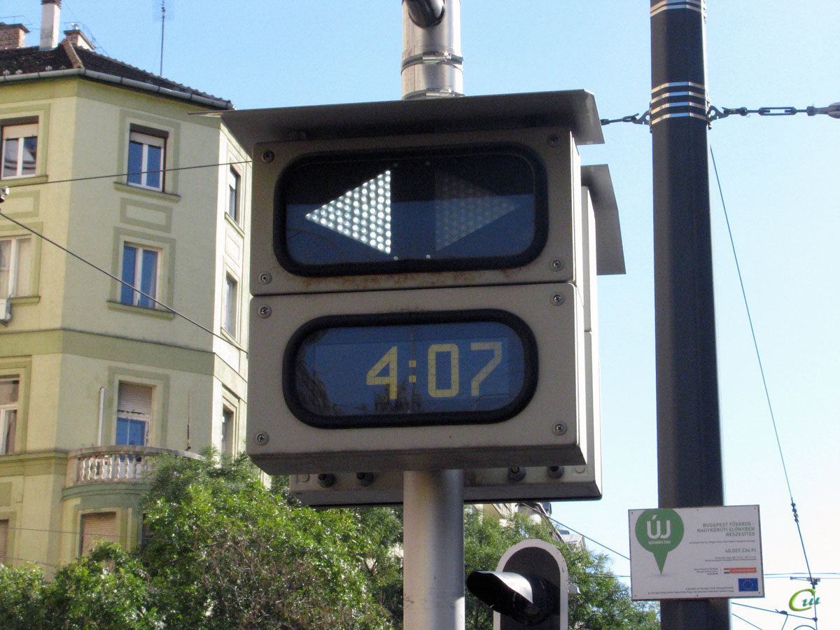 Будапешт. Указатель ближайшего отправляющегося вагона и времени до его отправления
