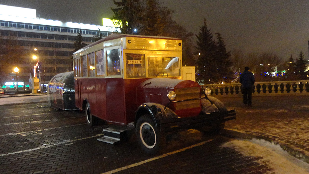 Минск. Копия автобуса ЗИС-8, использующаяся как сувенирная лавка в Верхнем городе, вид вечером
