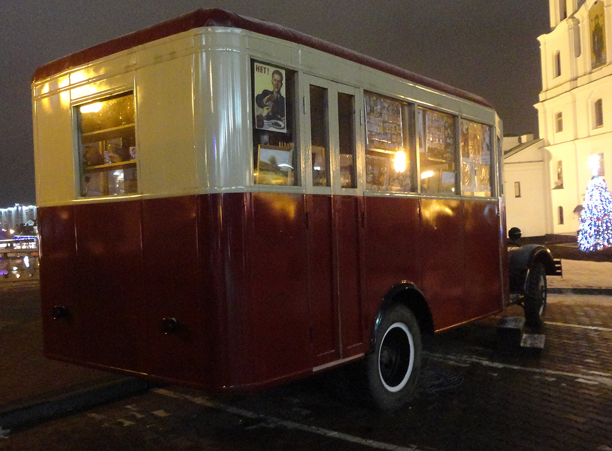 Минск. Копия автобуса ЗИС-8, использующаяся как сувенирная лавка в Верхнем городе, вид вечером