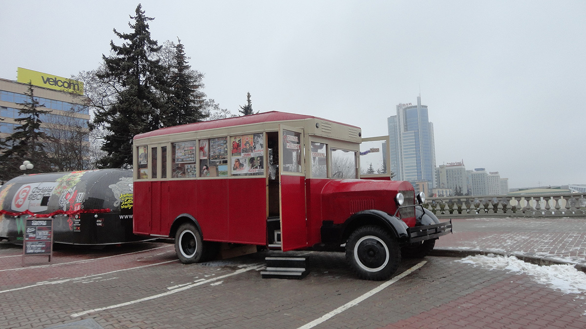 Минск. Копия автобуса ЗИС-8, использующаяся как сувенирная лавка в Верхнем городе, вид днем