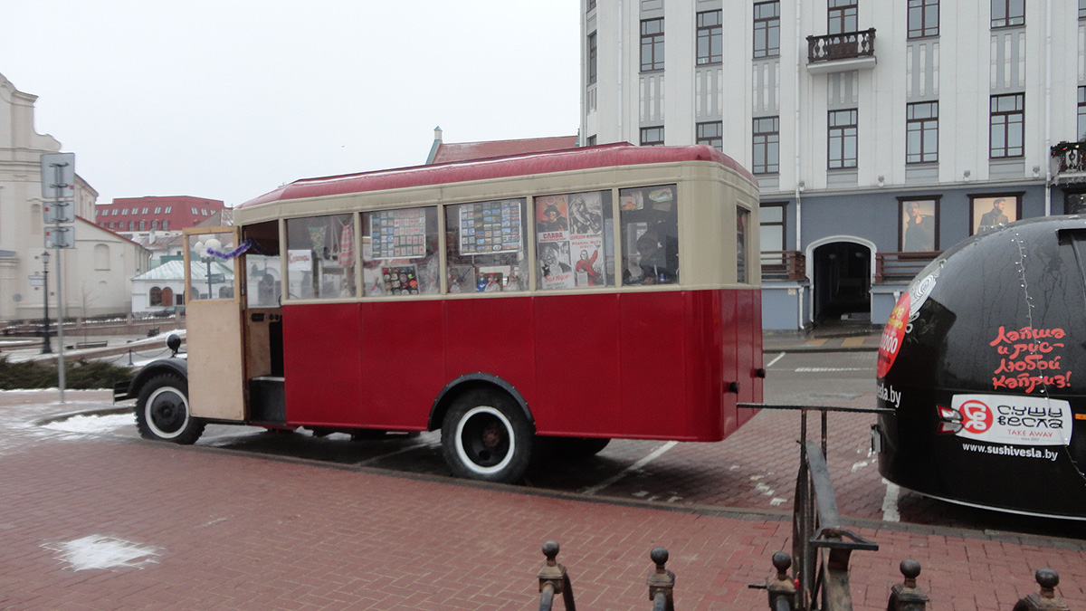 Минск. Копия автобуса ЗИС-8, использующаяся как сувенирная лавка в Верхнем городе, вид днем