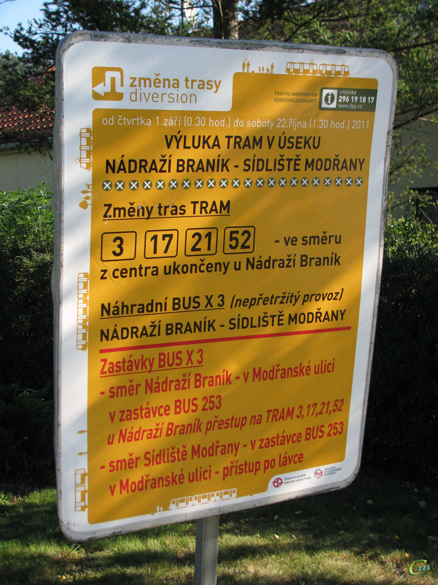 Прага. Плакат, сообщающий о временной замене трамвайных маршрутов 3, 17, 21, 52 на автобус X3