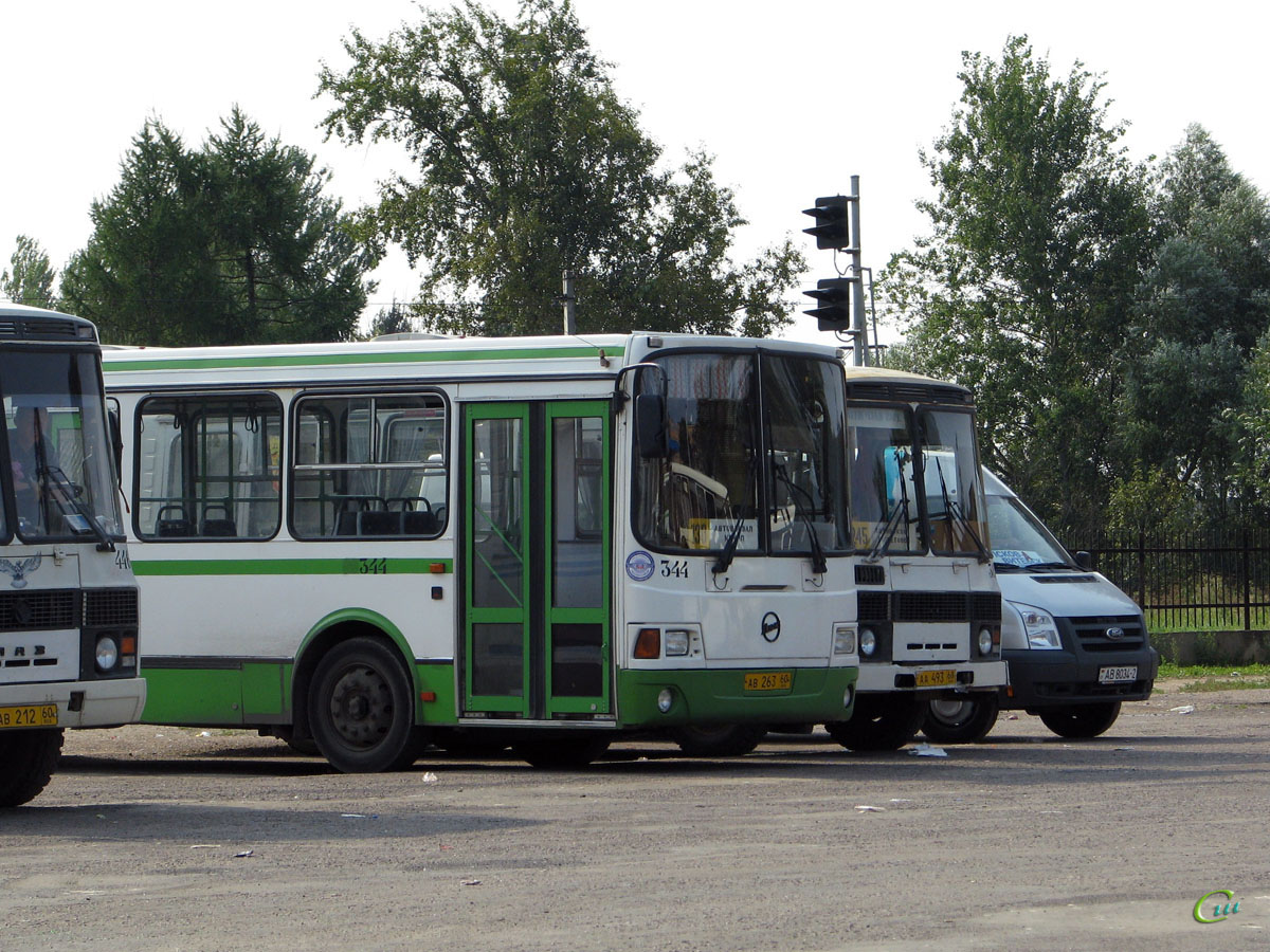Псков. ЛиАЗ-5256.25 ав263, ПАЗ-3205-110 аа493, Ford Transit AB8034-2
