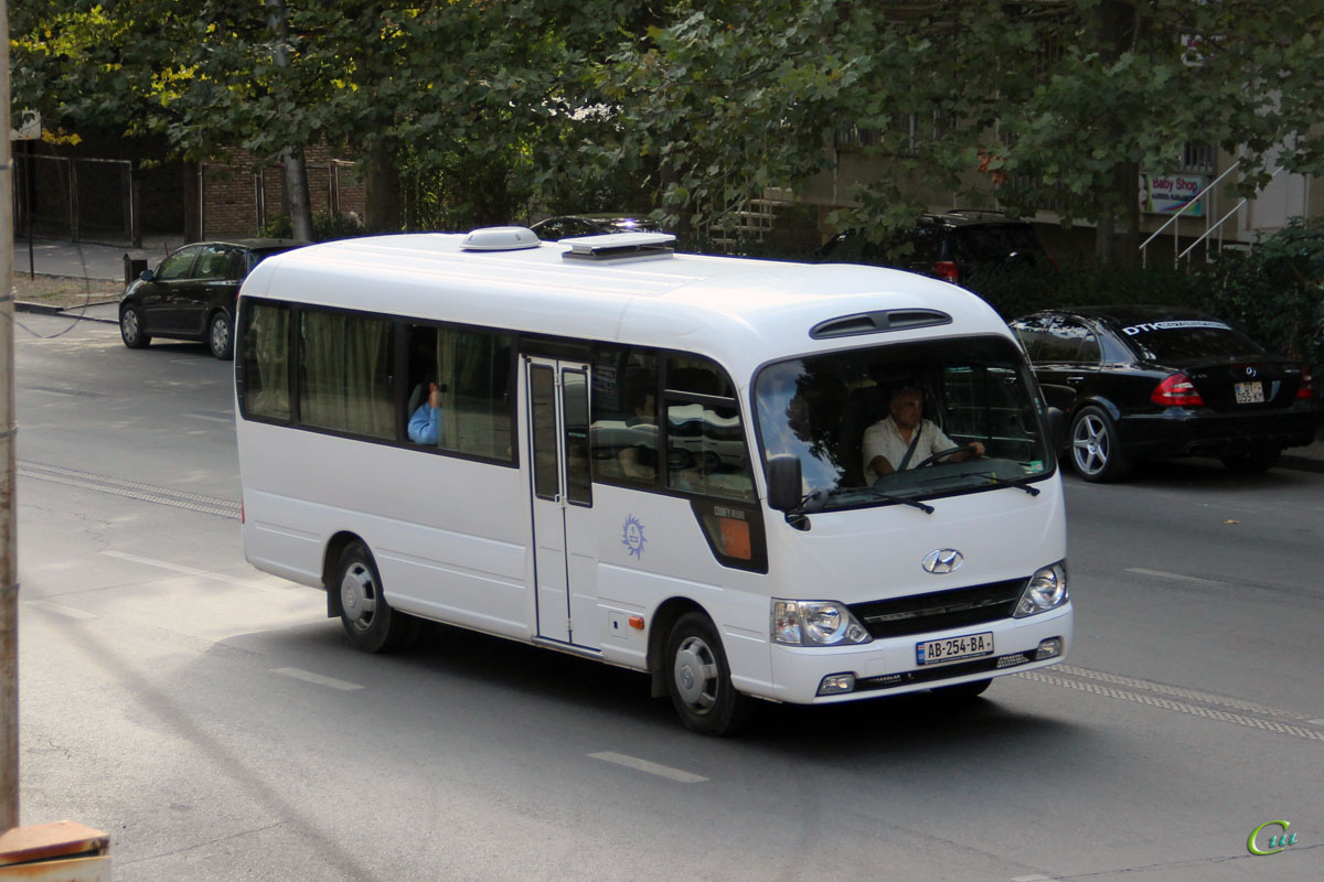 Автобус тбилисская кропоткин. Hyundai County Deluxe. Hyundai County Deluxe Armenia. Автобусы Тбилиси. Тбилисский автобус.