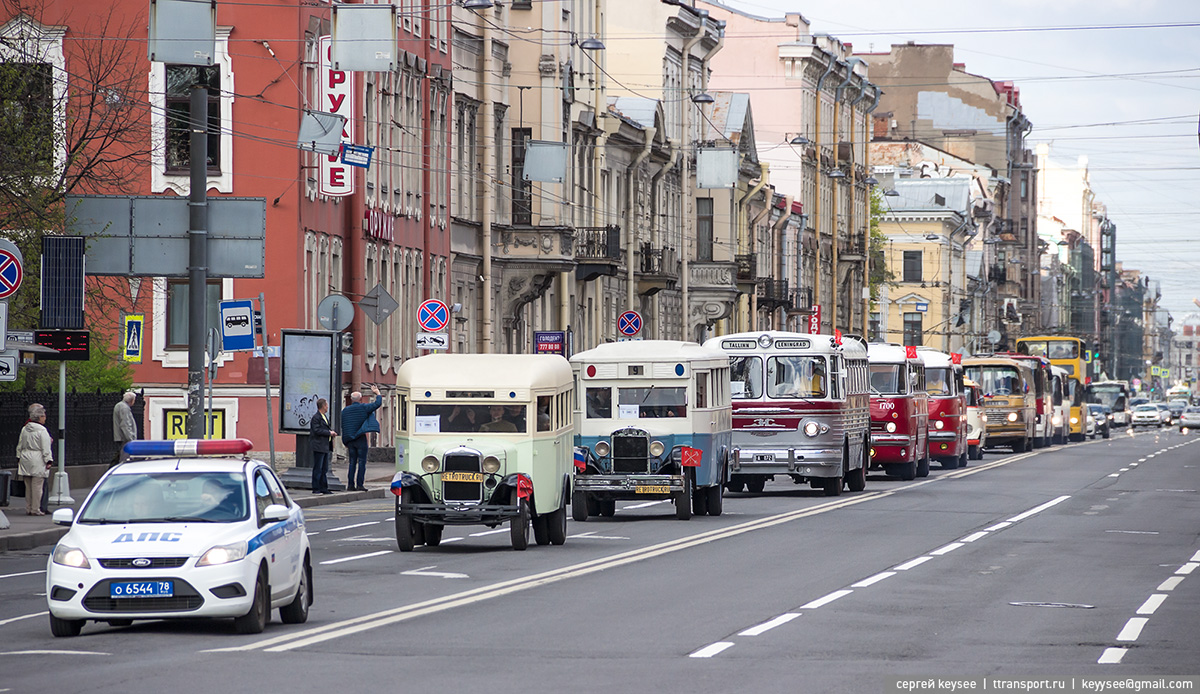 Санкт-Петербург. Колонна ретропарада движется по городу к месту стоянки