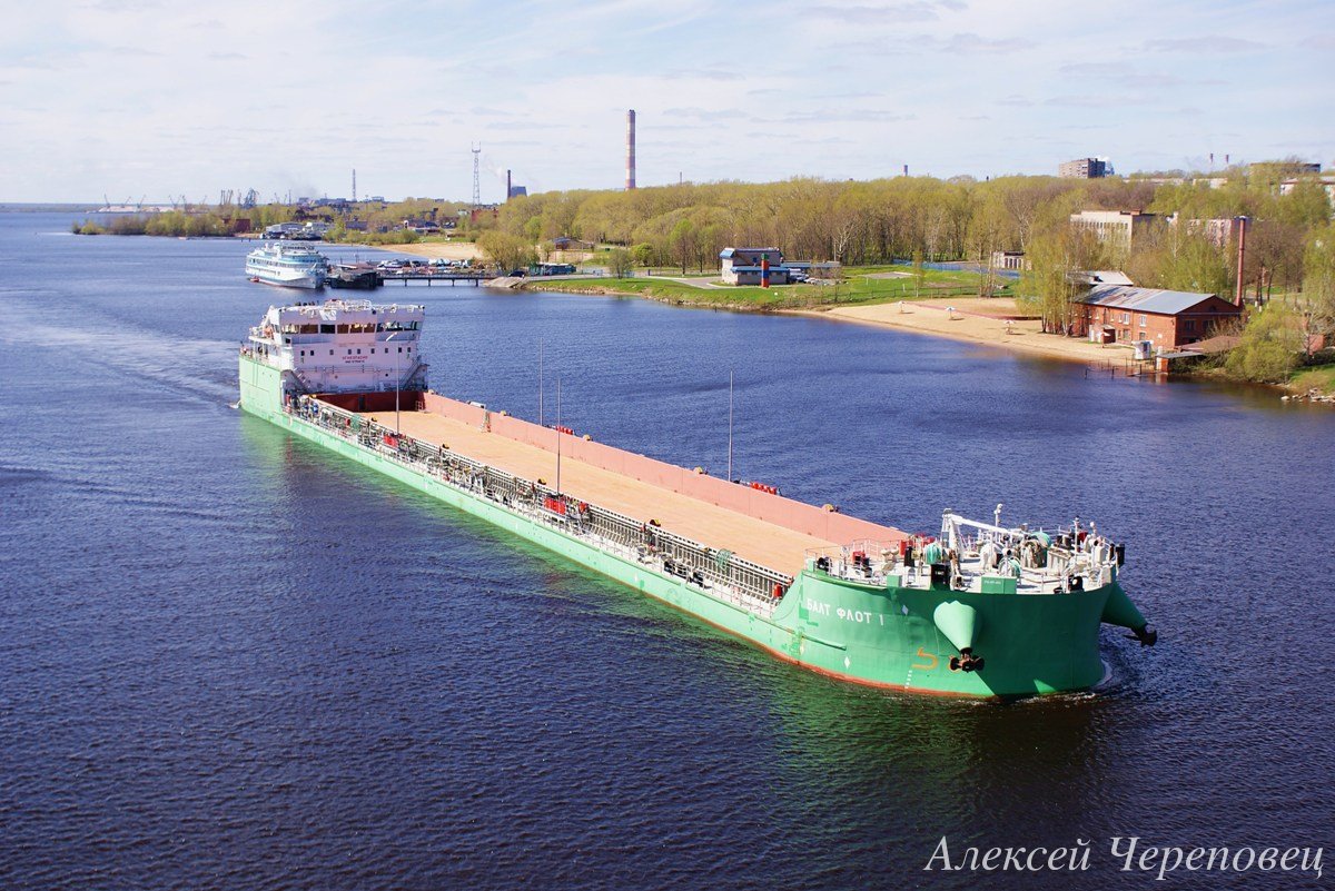 Череповец. Комбинированное судно-площадка/танкер Балт Флот 1 дедвейтом 5589 тонн и мощностью 2400 кВт