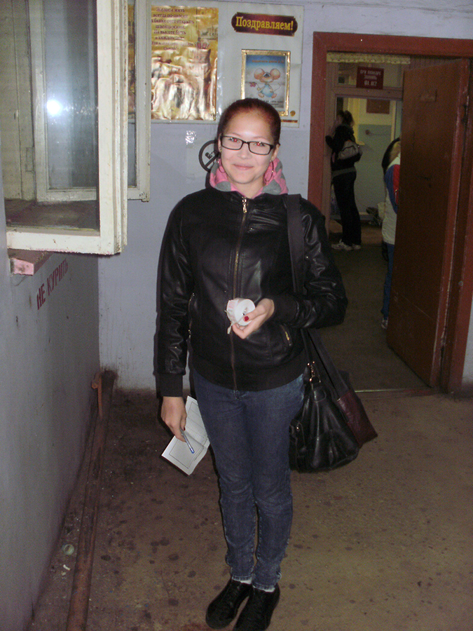 Хабаровск. Юная кондуктор Ксюша Сидорова перед рабочим днём на трамвае