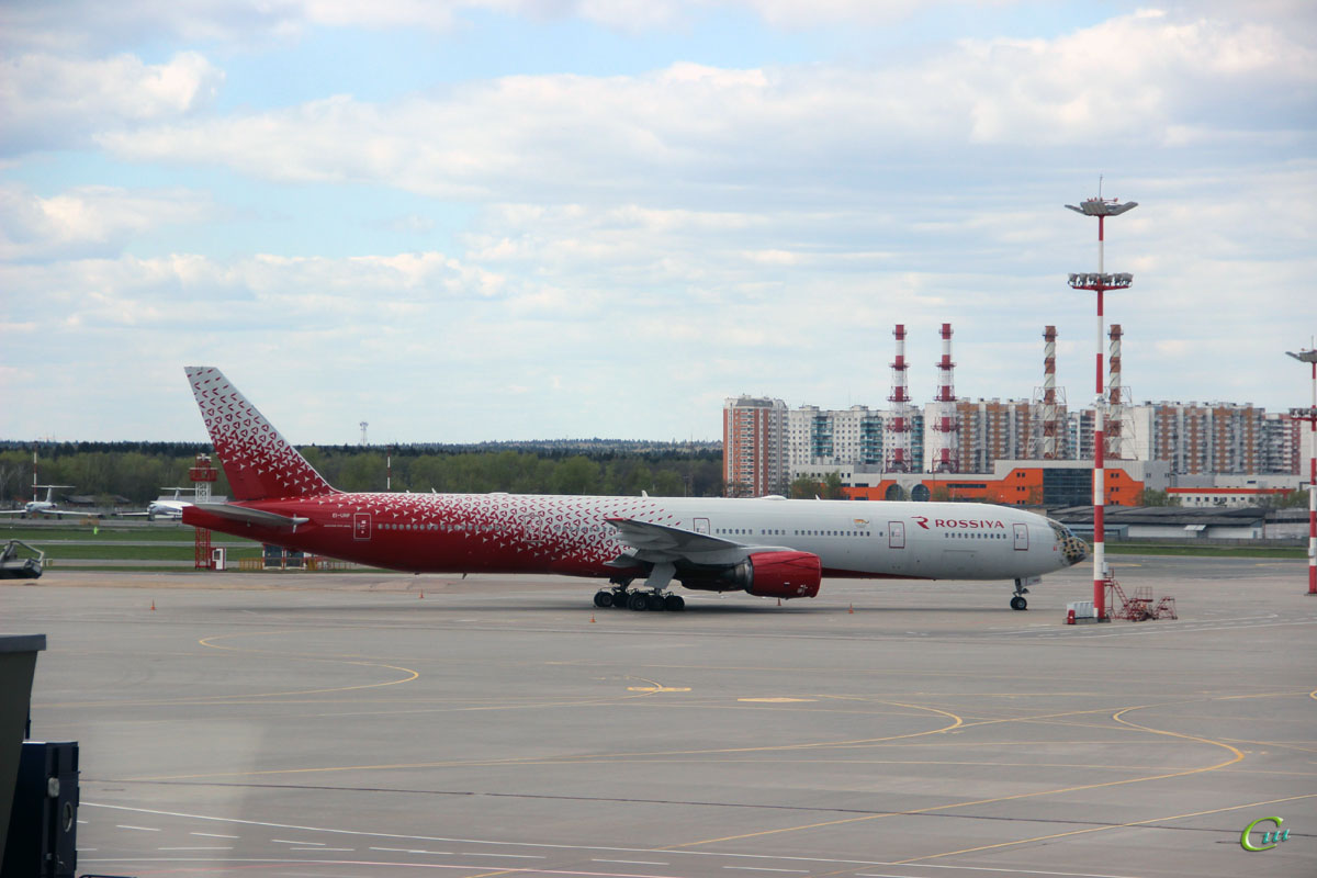 Москва. Самолет Boeing 777 (EI-UNP) авиакомпании Россия