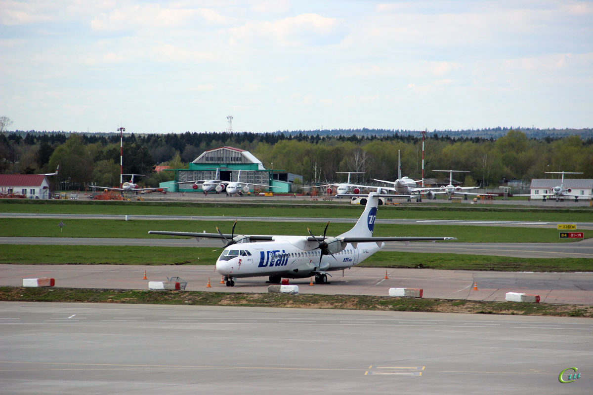 Москва. Самолет ATR 72 (VQ-BLL) авиакомпании UTair