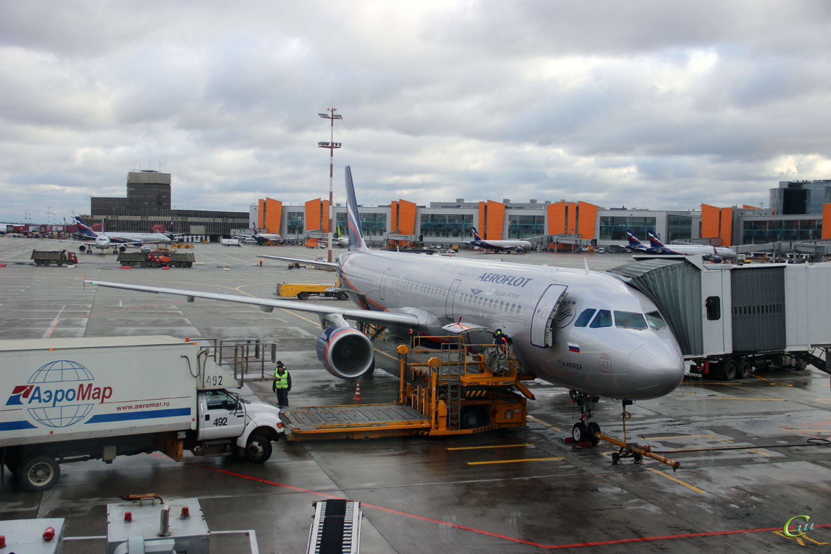 Москва. Самолет Airbus A321 (VP-BDC) В
