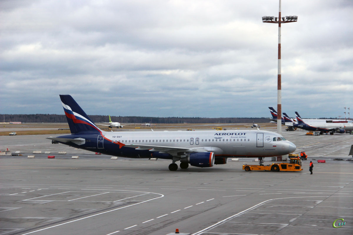 Москва. Самолет Airbus A320 (VQ-BAY) С