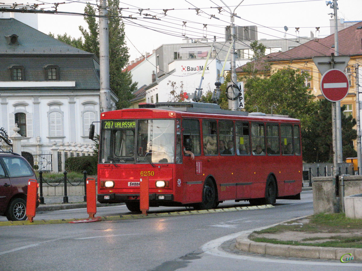 Братислава. Škoda 14Tr08/6 №6250