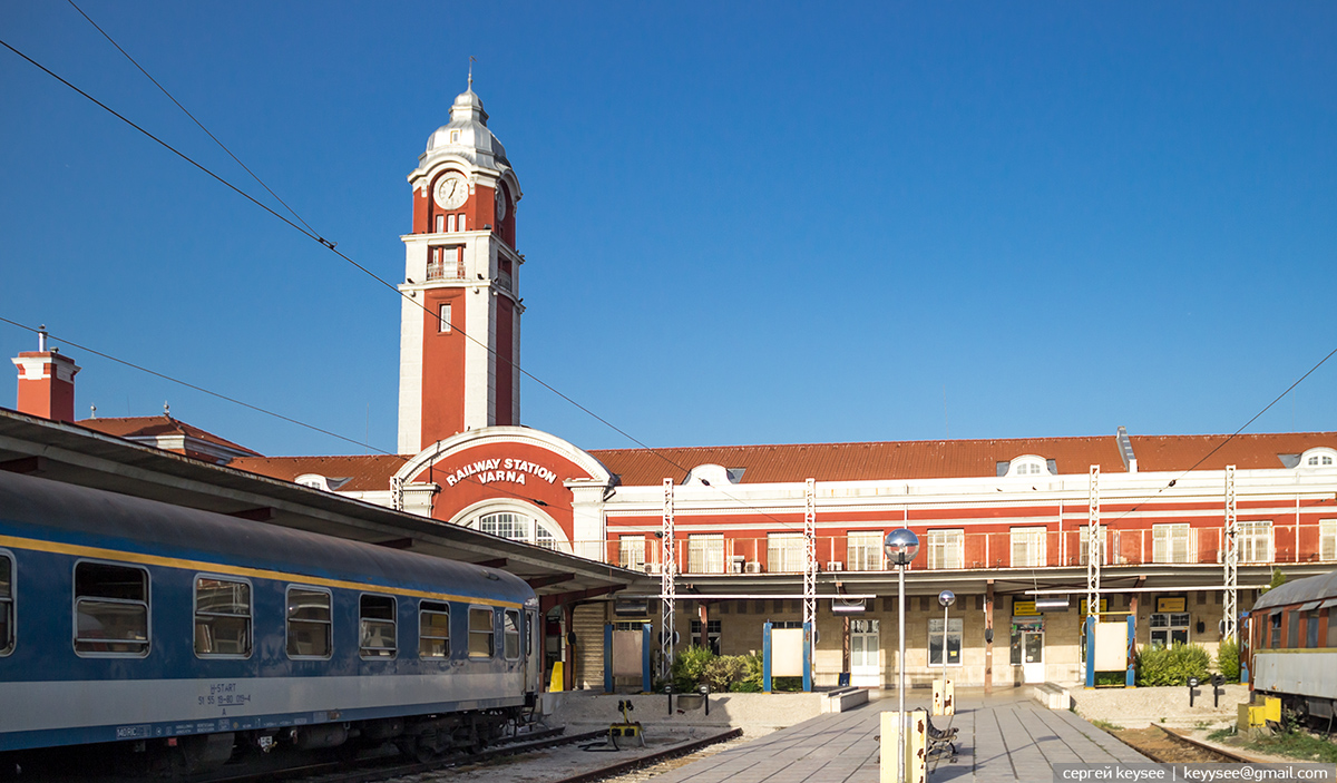 Варна. Здание железнодорожного вокзала со стороны путей