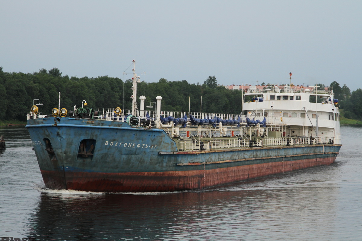 Санкт-Петербург. Нефтеналивной танкер Волгонефть-32