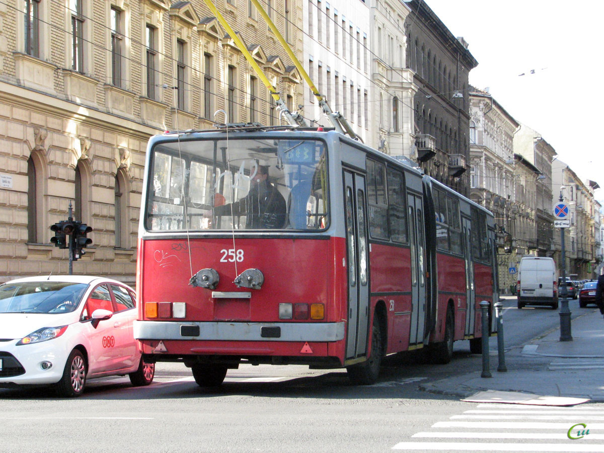 Будапешт. Ikarus 280.94 №258