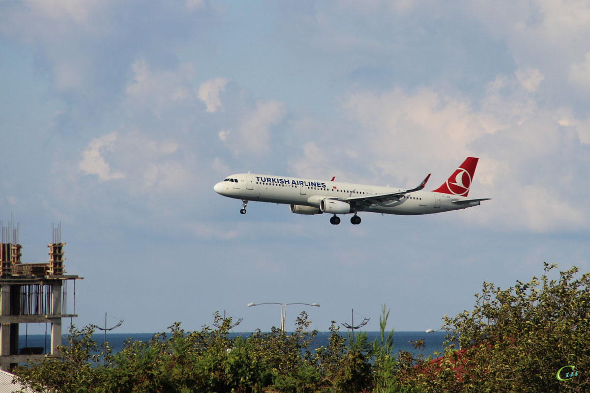 Батуми. Самолет Airbus A321-200 (TC-JSE) авиакомпании Turkish Airlines совершает посадку в аэропорту Батуми (BUS)