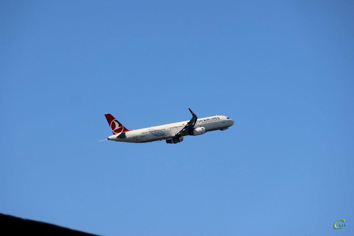 Батуми. Самолет Airbus A321-200 (TC-JSE) авиакомпании Turkish Airlines взлетает из аэропорта Батуми (BUS)