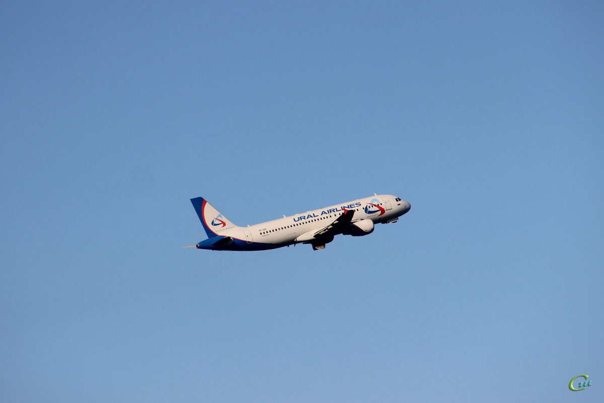 Батуми. Самолет Airbus A320-200 (VP-BIE) авиакомпании Ural Airlines взлетает из аэропорта Батуми (BUS)