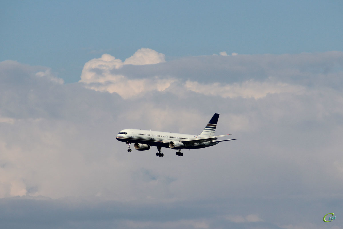 Батуми. Самолет Boeing 757-200 (EC-ISY) авиакомпании Privilege Style совершает посадку в аэропорту Батуми (BUS)