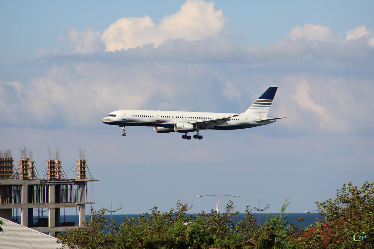Батуми. Самолет Boeing 757-200 (EC-ISY) авиакомпании Privilege Style совершает посадку в аэропорту Батуми (BUS)