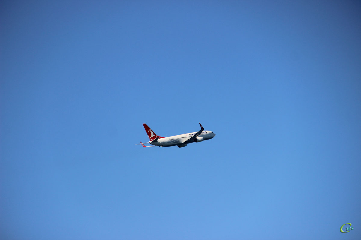 Батуми. Самолет Boeing 737-800 (TC-JVH) авиакомпании Turkish Airlines взлетает из аэропорта Батуми (BUS)