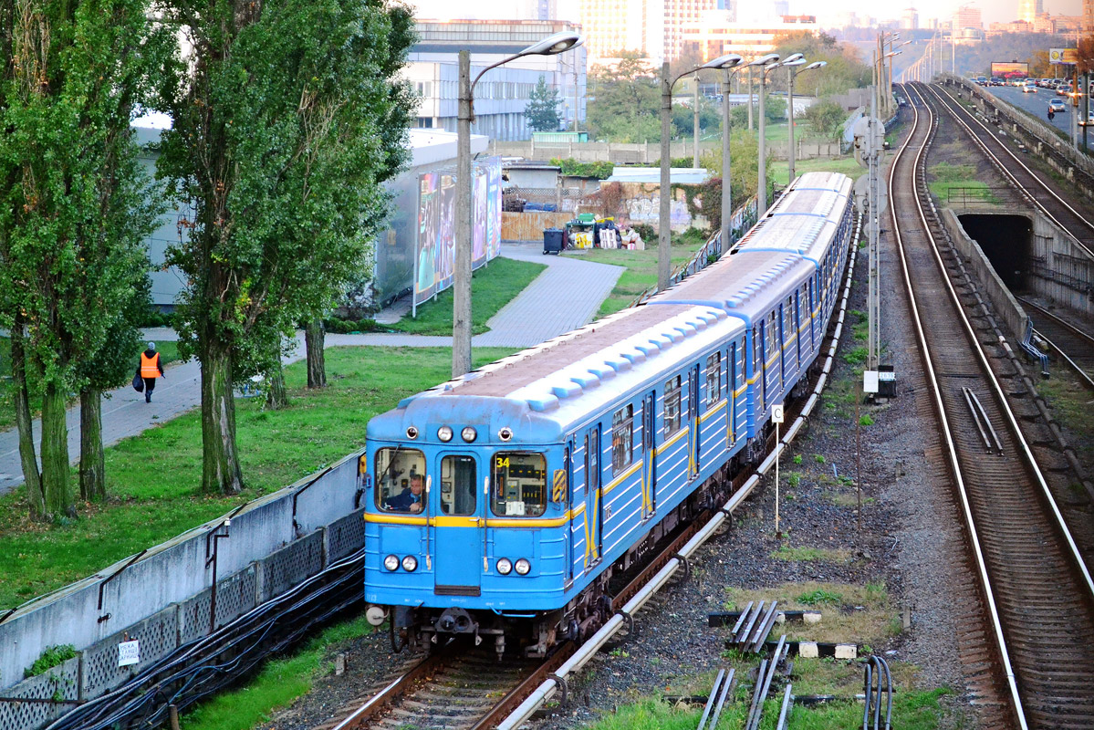 Ема кобильски фото. ЕМА 502 Киев. Вагон ЕМА 502 Киев. Метропоезд ЕМА 502. Киевский метрополитен ема502.