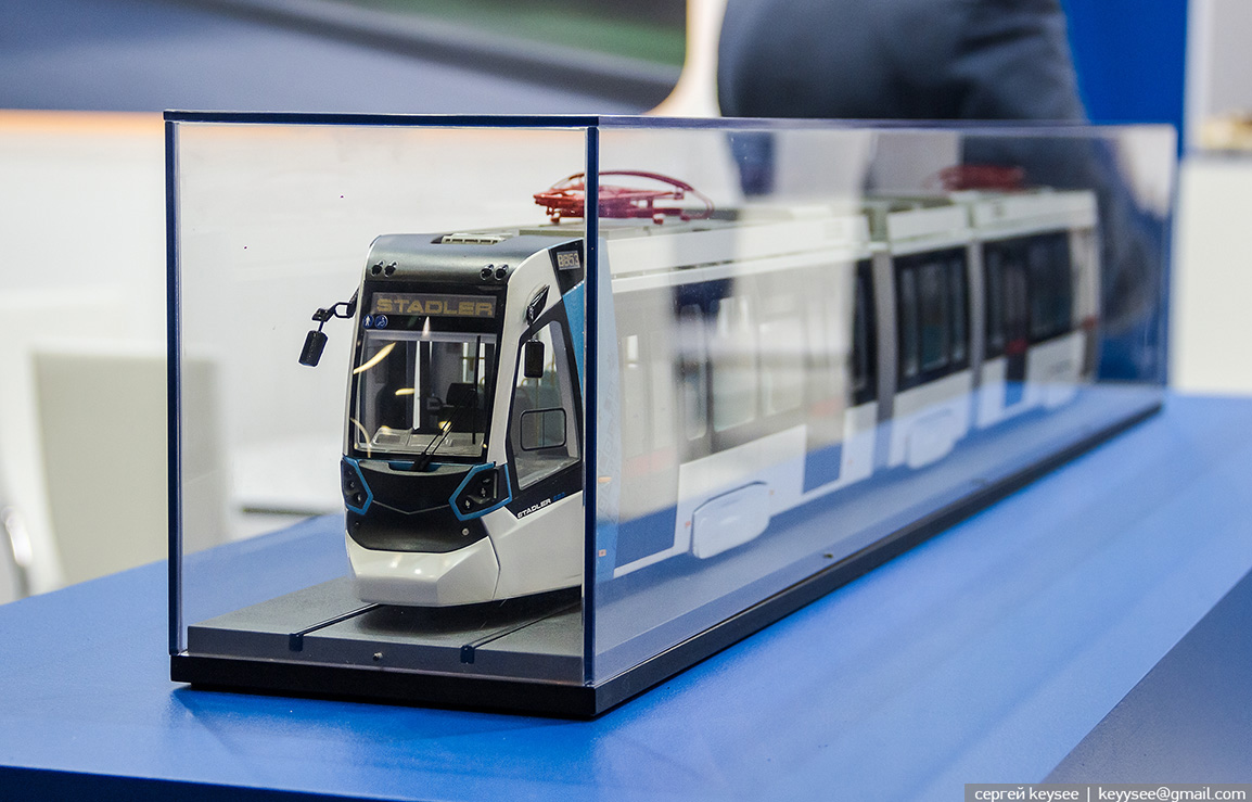 Санкт-Петербург. Модель трамвая Stadler 853 на стенде завода-производителя