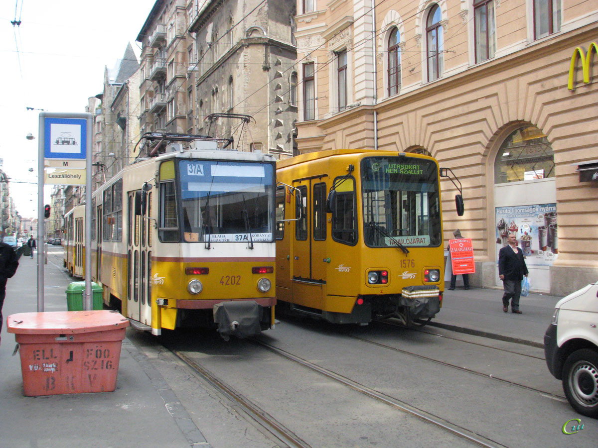 Будапешт. Duewag TW6000 №1576, Tatra T5C5 №4202