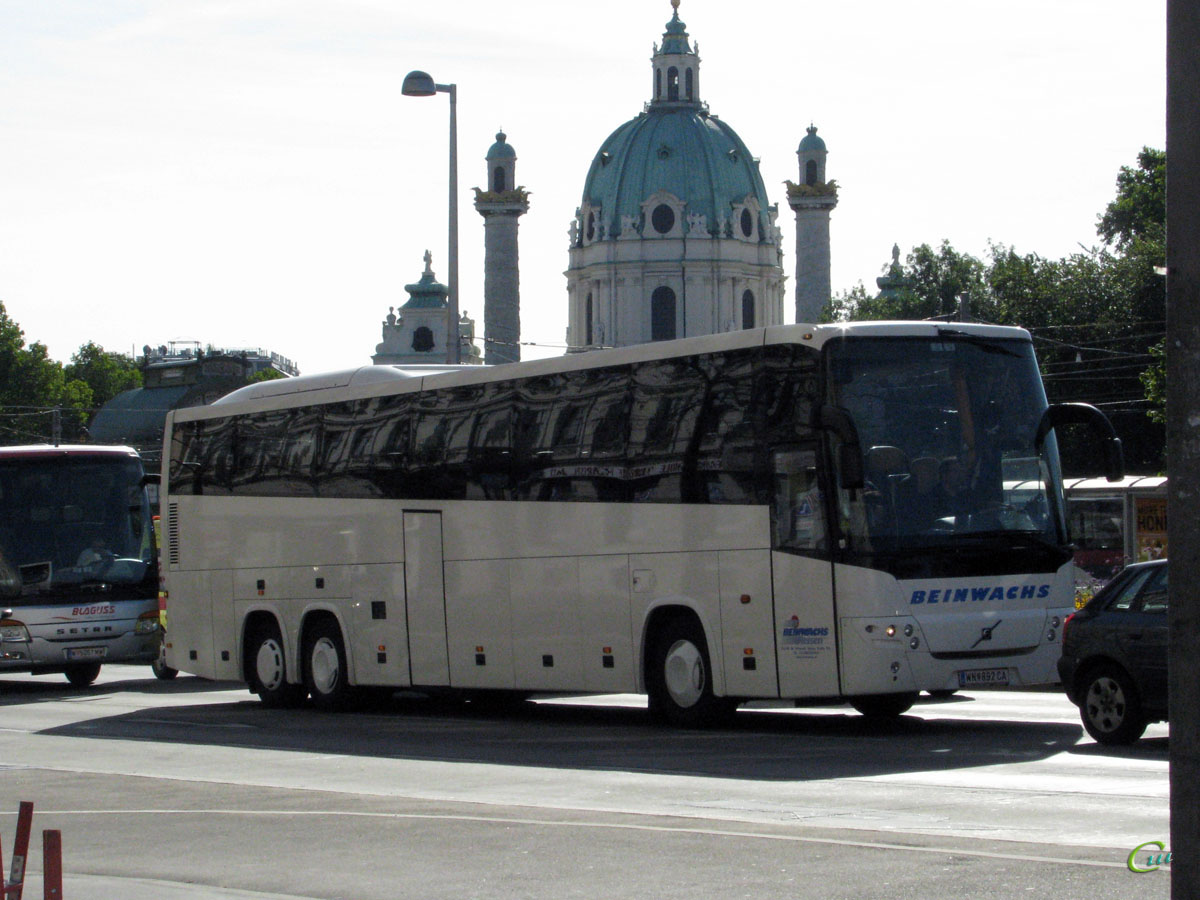 Вена. Volvo 9900 WN 892 CA