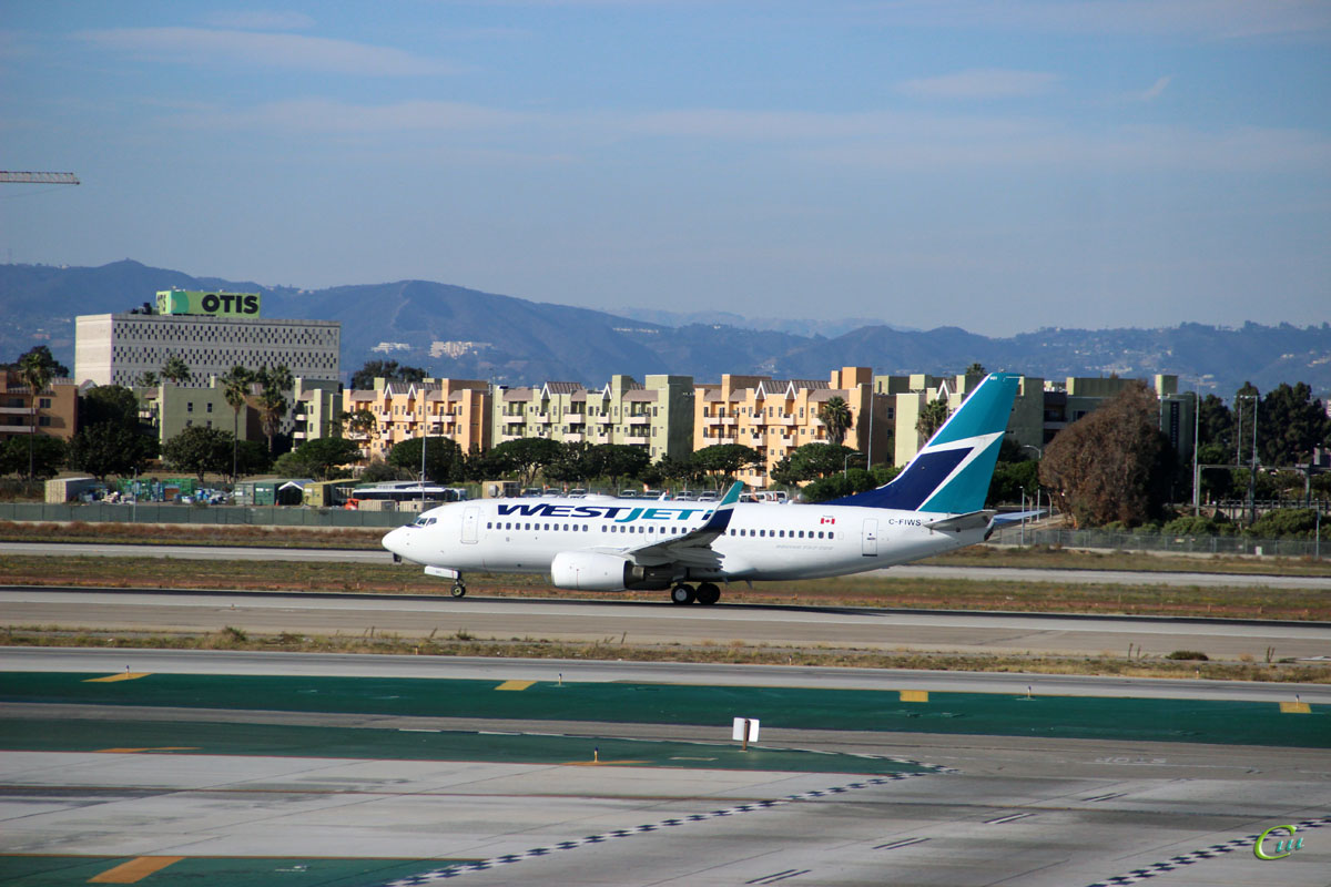 Лос-Анджелес. Самолет Boeing 737 (C-FIWS) авиакомпании WestJet
