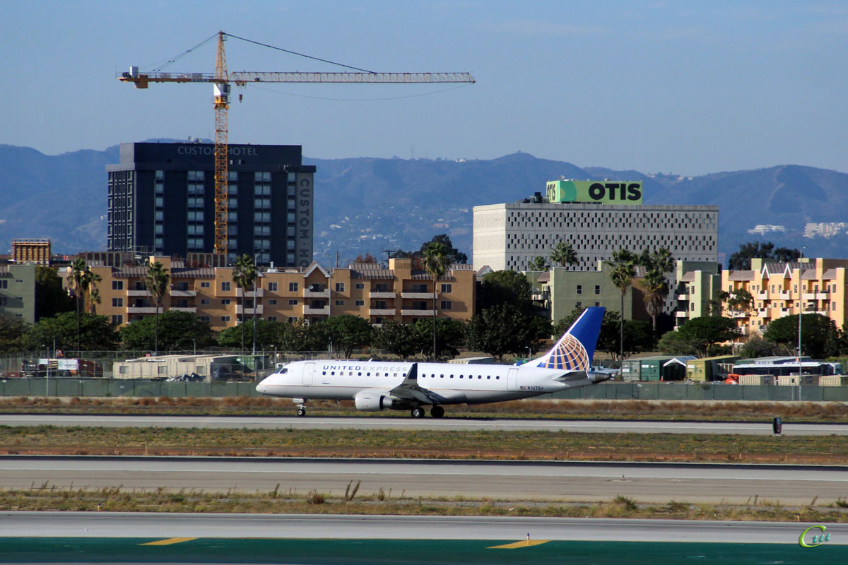 Лос-Анджелес. Самолет Embraer E-175 (N107SY) авиакомпании SkyWest Airlines (работает под брендом United Express)