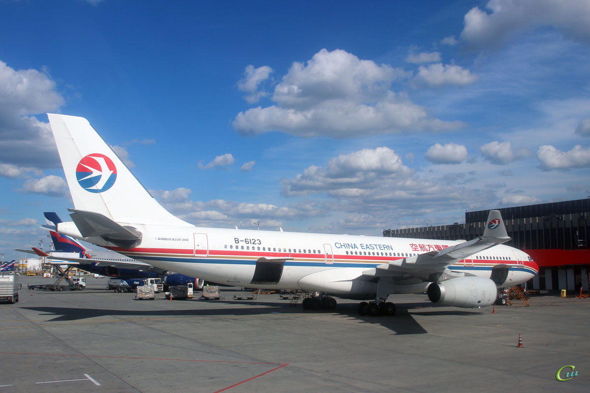 Москва. Самолет Airbus A330 (B-6123) авиакомпании China Eastern Airlines