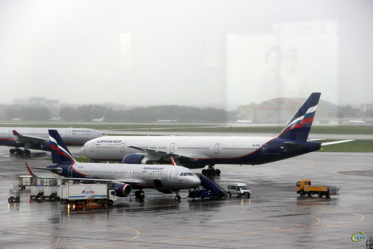Москва. Самолеты Airbus A320 (VP-BET) Андрей Вознесенский и Boeing 777 (VQ-BQD) Антон Чехов авиакомпании Аэрофлот (Aeroflot)