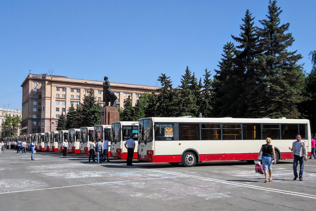 Челябинск. Автобусы ЛиАЗ на площади Революции