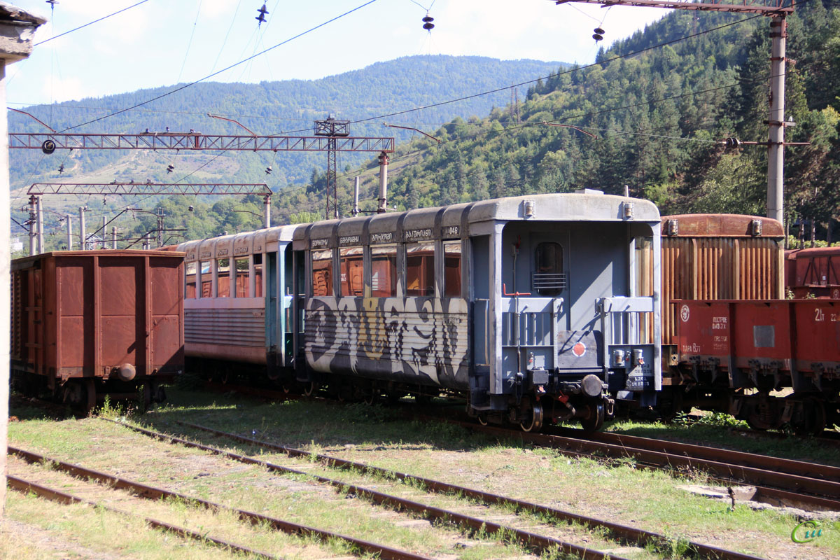 Боржоми. Пассажирские (№ 034 и 046) и грузовые вагоны, используемые на узкоколейной линии Боржоми - Бакуриани