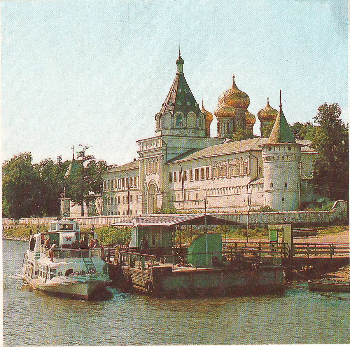 Кострома. Причал у Ипатьевского монастыря