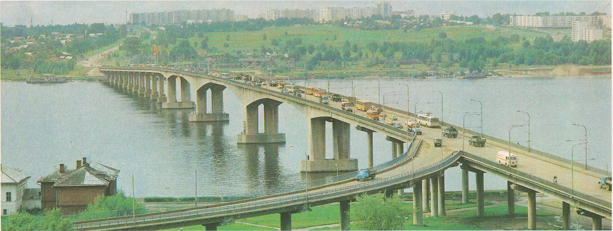 Кострома. Общественный транспорт на мосту через Волгу