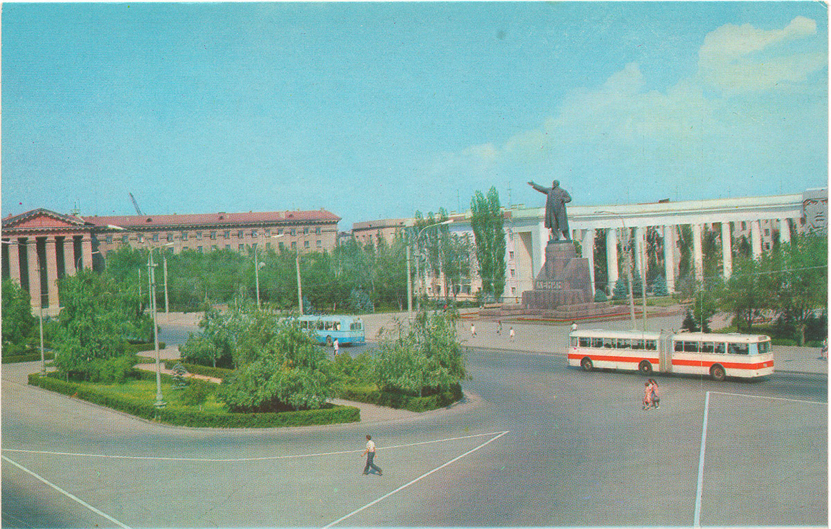 Волгоград. Автобус Ikarus-180, на заднем плане - троллейбус ЗиУ-5