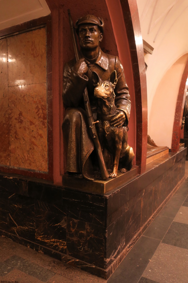 Москва. Скульптура Пограничник с собакой