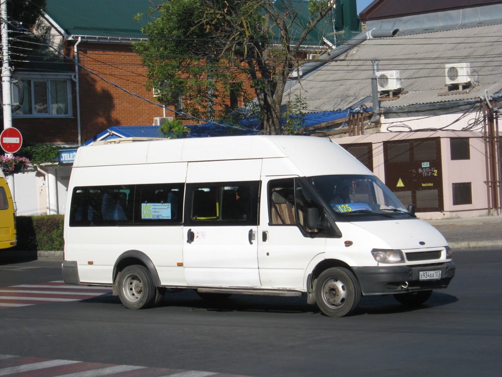 Анапа. Самотлор-НН-3236 (Ford Transit) х934аа