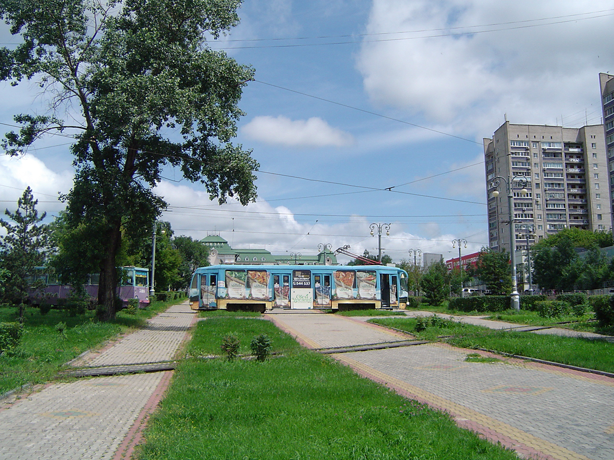 Хабаровск. 71-134А (ЛМ-99АВН) №104, 71-605 (КТМ-5) №380