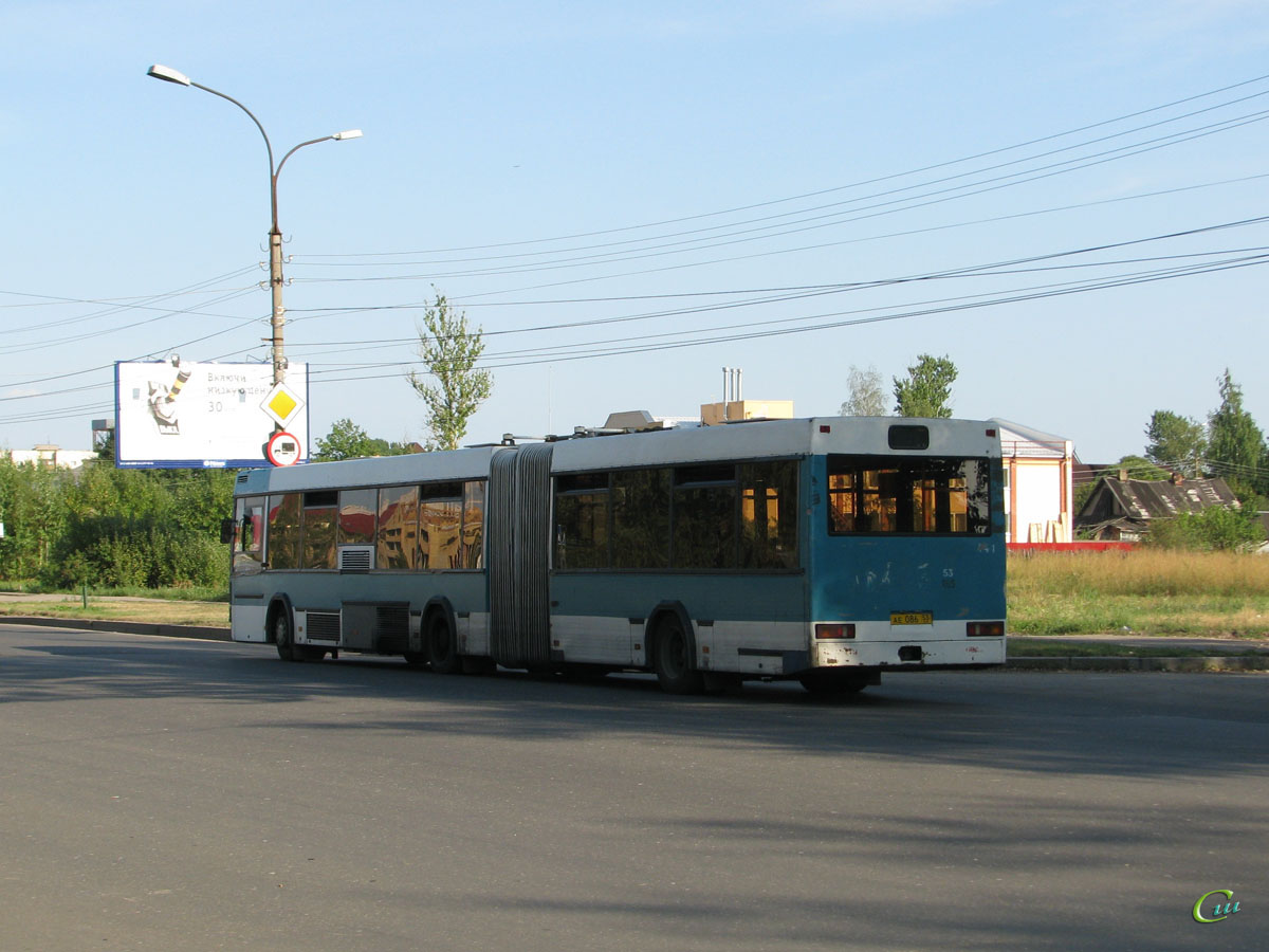 Великий Новгород. МАЗ-105.060 ае086