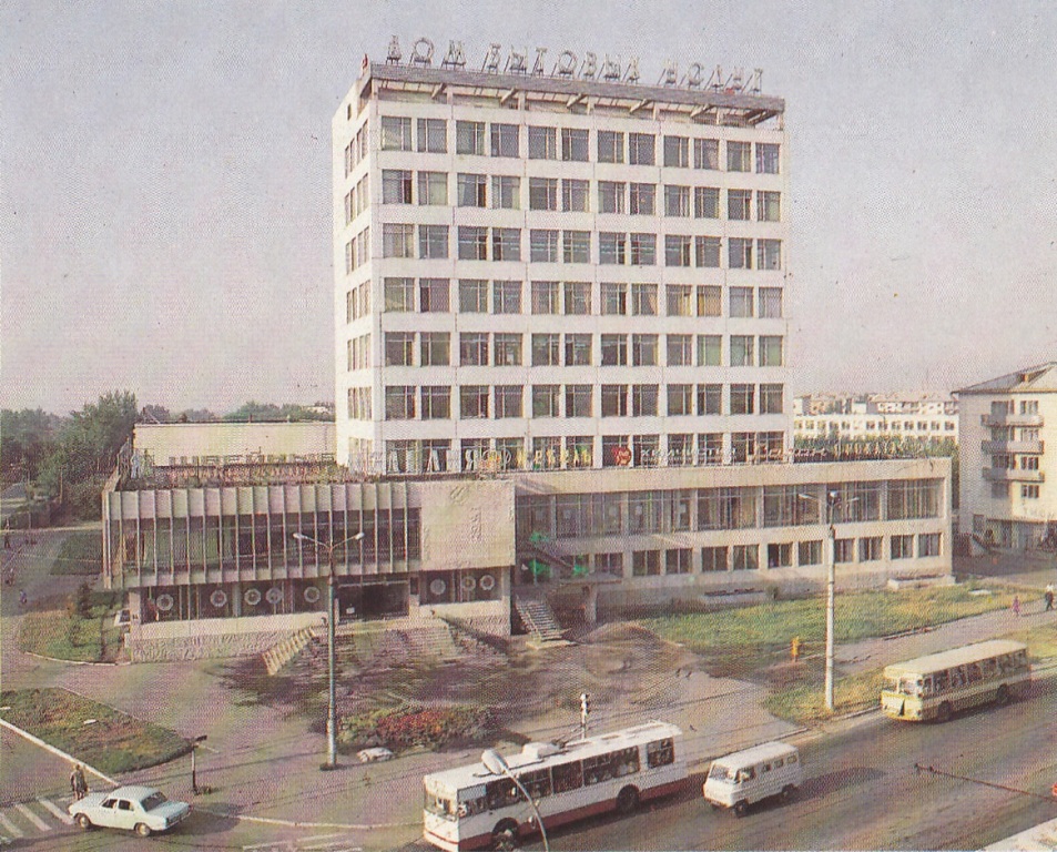 Курган. Троллейбус ЗиУ-682В00 и автобус ЛиАЗ-677