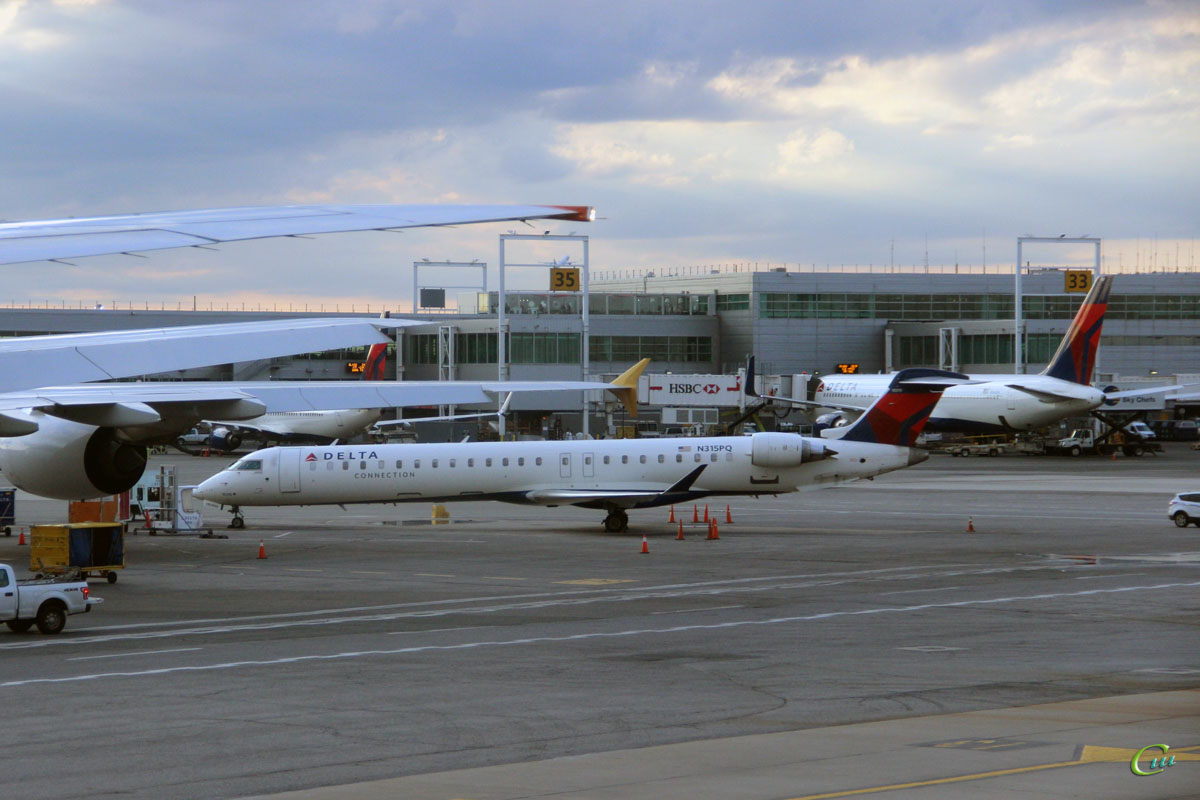 Нью-Йорк. Самолет Bombardier CRJ-900 (N315PQ) авиакомпании Endeavor Air (Delta Connection)