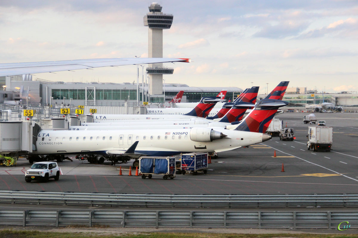 Нью-Йорк. Самолеты Bombardier CRJ-900 N306PQ, N200PQ, N341PQ авиакомпании Endeavor Air (Delta Connection) и другие