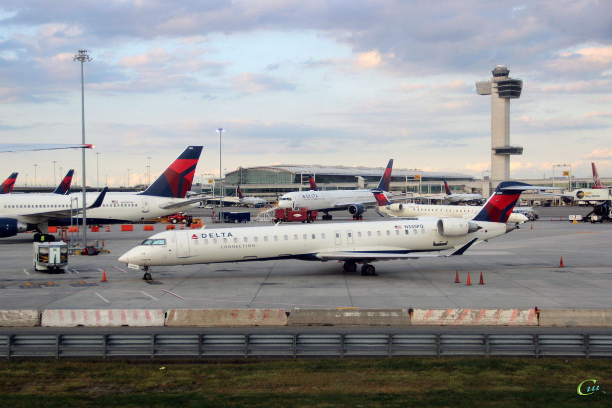 Нью-Йорк. Самолеты Bombardier CRJ-900 (N335PQ) авиакомпании Endeavor Air (Delta Connection), Bombardier CRJ900 (N146PQ) авиакомпании ExpressJet (Delta Connection), Boeing 757 (N709TW) авиакомпании Delta Air Lines и другие