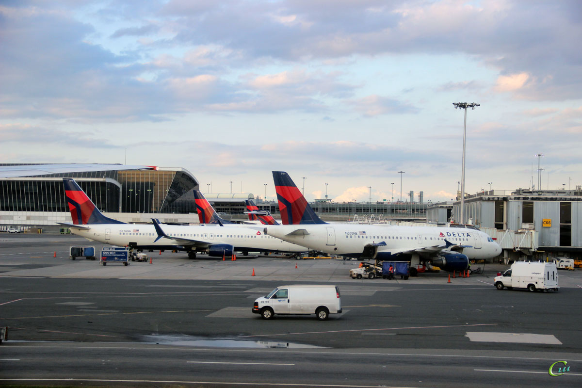 Нью-Йорк. Самолеты Airbus A319 (N355NB) и Boeing 737 (N878DN) авиакомпании Delta Air Lines