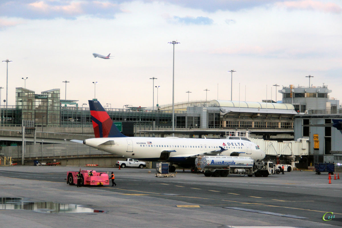 Нью-Йорк. Самолет Airbus A320 (N348NW) авиакомпании Delta Air Lines
